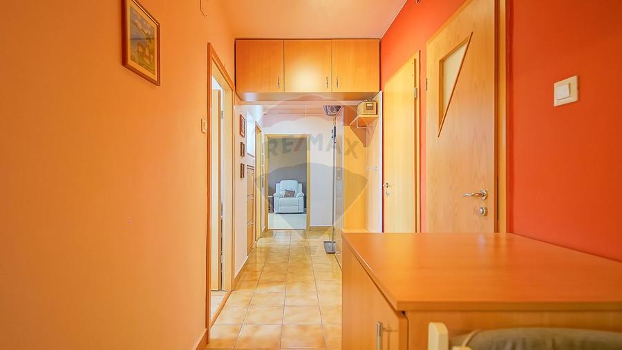 Apartament decomandat 3 camere, 2 băi și parcare – Pietonala Răcădău