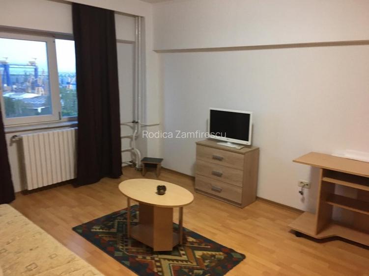 Gasoniera mare, moderna,  curata, cu vedere spectaculoasa la port. - 2