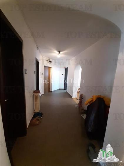 Universitatea Hyperion Calea -Calarasi cu loc de parcare - 12