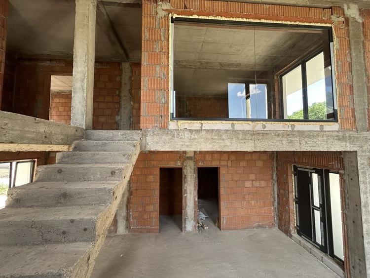 Casă cu arhitectura contemporana, terasă panoramică, zona verde. - 4