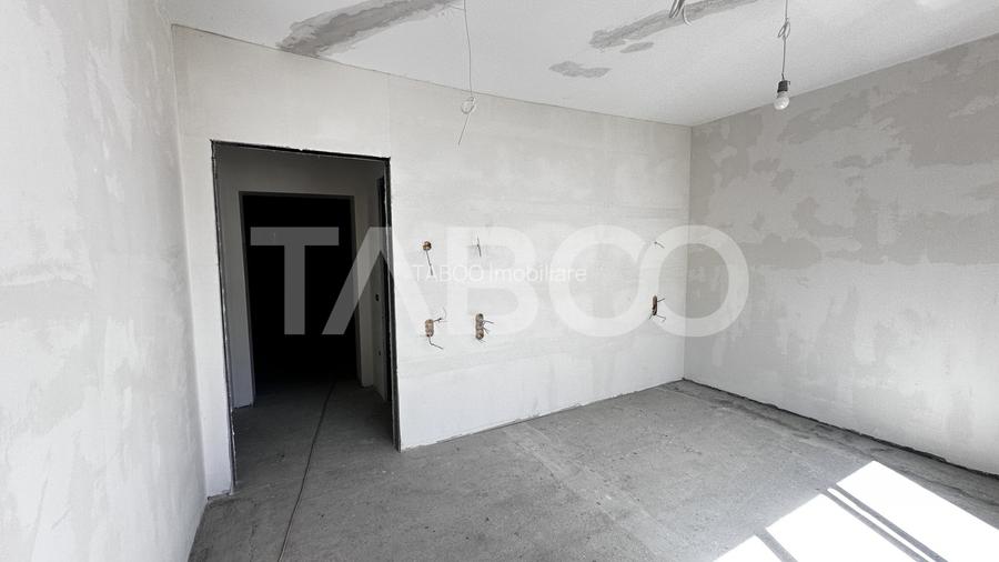 Apartament de vanzare 3 camere nemobilate 56 mpu cu balcon Central - 2