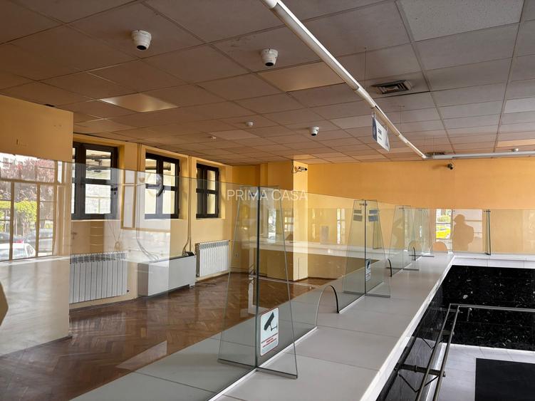 Spatiu comercial de inchiriat ultracentral finisaje premium Chirie: 12-15 mp neg - 14