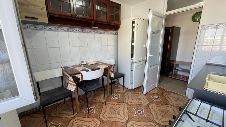 Apartament spațios cu două camere, etajul 4 cu acoperiș.