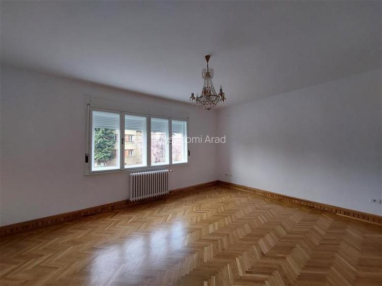 Apartament 5 camere central, renovat, pentru locuit sau birou - 8