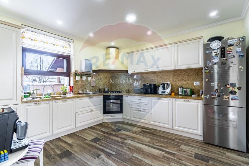 Casă spațioasă 350 mp utili, Teren 650 mp, Garaj subteran, Tractorul - 8