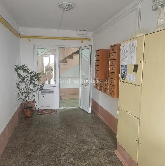 Inchiriere apartament 3 camere decomandat etajul 1 ,Florilor - 11