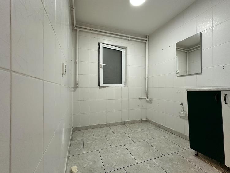 Spatiu comercial stradal, vad pietonal, parcare libera