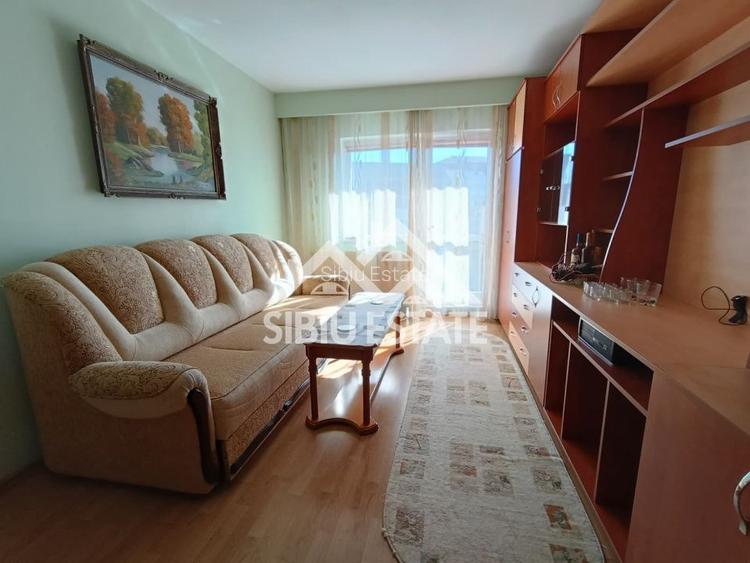 Apartament de vanzare cu 3 camere, decomandat -55 mp. balcon, pivnita - 12