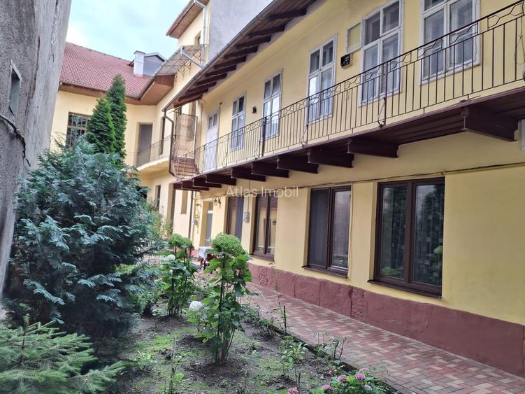 Cladire mixta cu spatii la parter si numeroase incaperi -central - 18