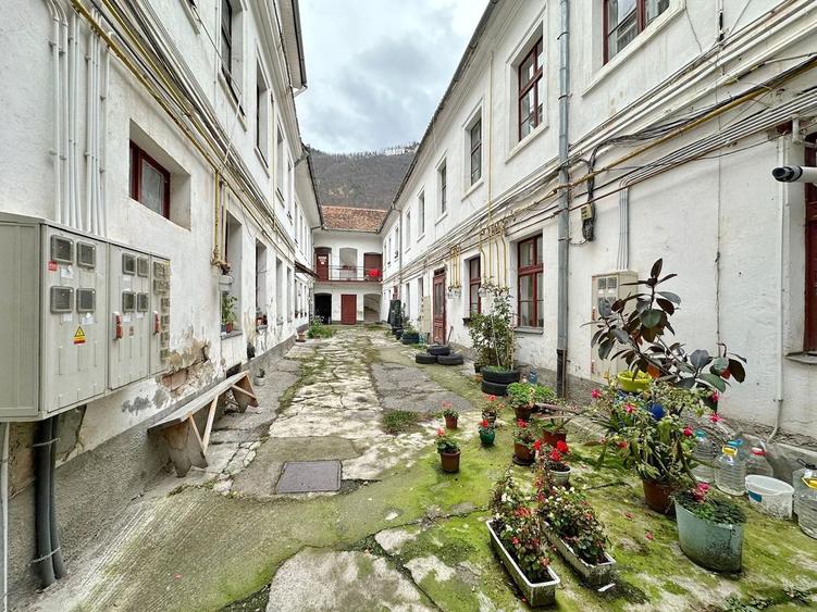 Apartament cu 3 camere in Centrul Istoric al Brasovului