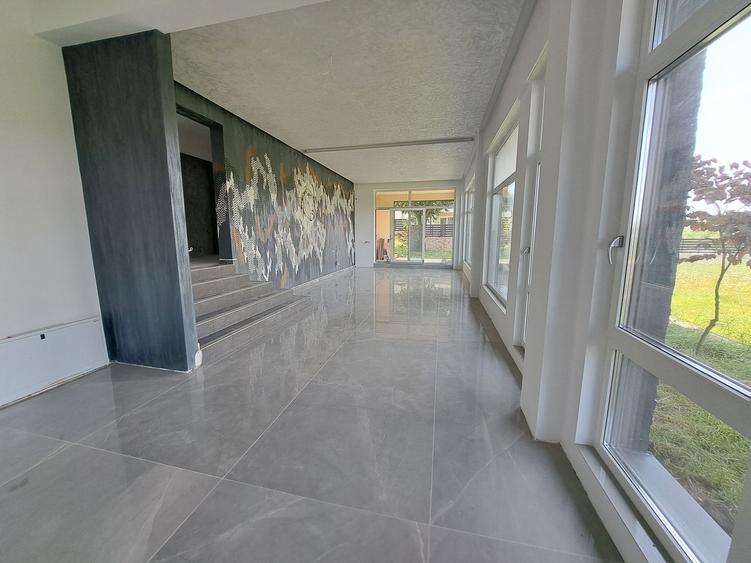 Vilă modernă premium cu piscină interioară, teren 1200 mp și panoramă