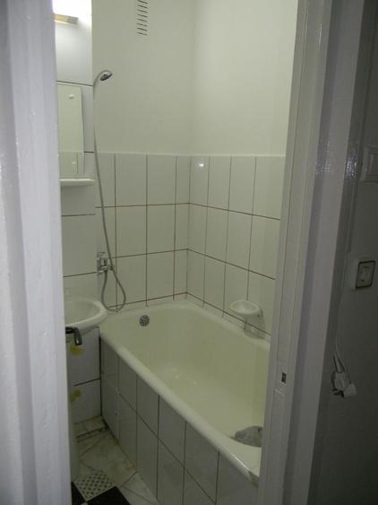 Garsonieră in Racadau,bloc de apartamente!