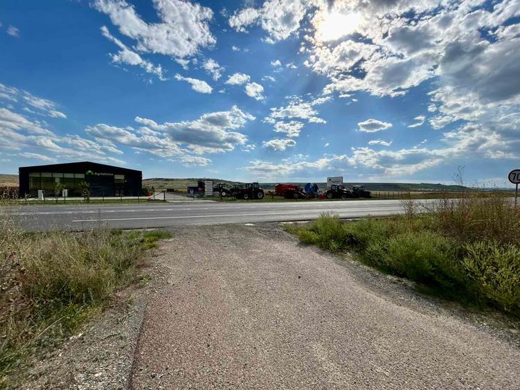 Teren 1.5 HA deschidere 155 m la E85 DN28 nod Autostrada Moldovei A8 intrare Letcani