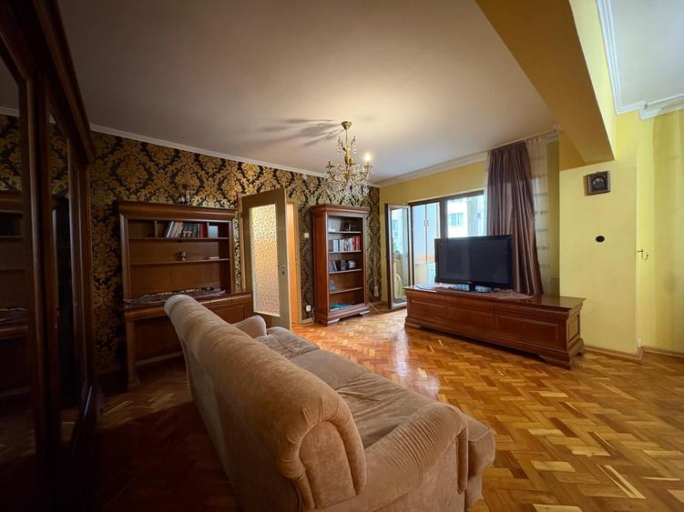 Apartament cu 4 camere de vanzare in zona Mosilor - Eminescu