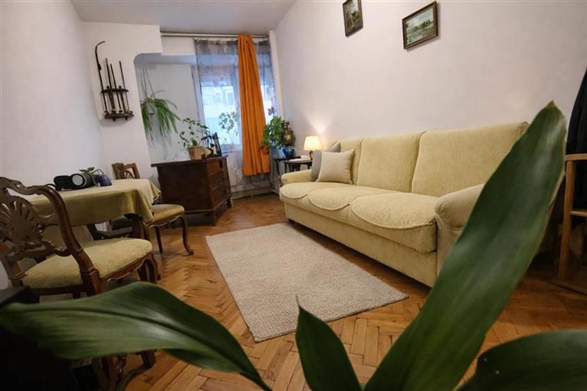 Decomandat pe 2 camere+ birou, etaj 1, Bulevardul Grivitei, Brasov