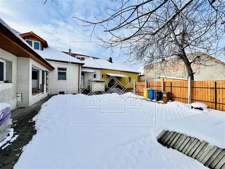 Casa in Lazaret, 900 mp teren, 663 mp gradina, pivnita si pod
