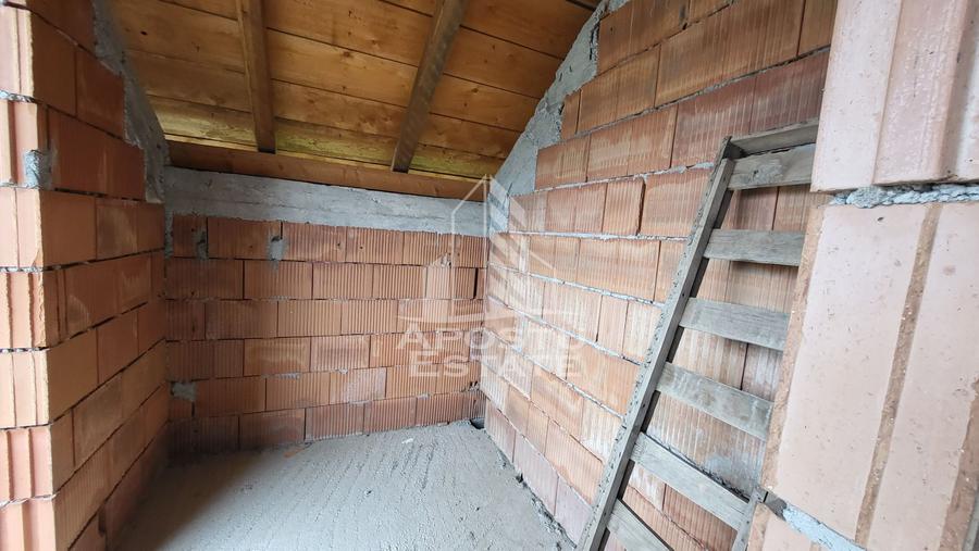 Casa individuala cu 5 camere,teren de 480mp,la rosu,Peciu Nou