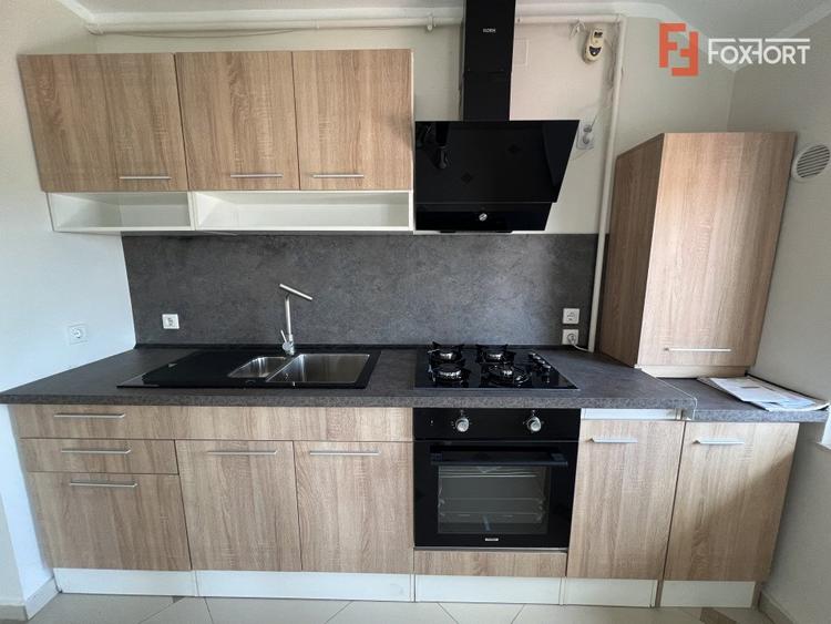 Apartament cu 3 camere, de vanzare, zona Dambovita