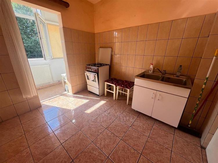 Apartament 2 camere decomandat balcon pivnita zona Vasile Aaron