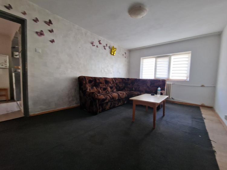 Navodari( Sud, Str Rândunelelor)- 2 camere decomandate, etaj 3/4, liber