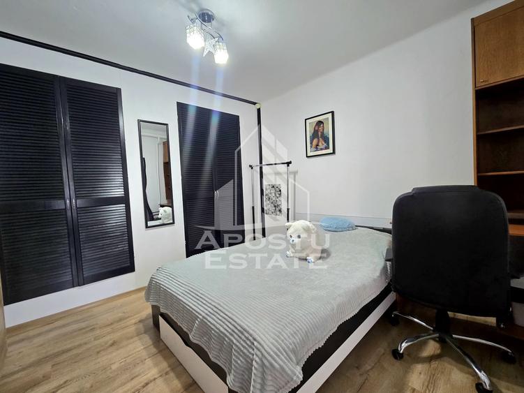 Casa individuala de vanzare, 4 camere, 2 garaje, Lipovei