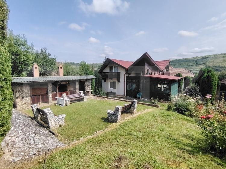 Casă cu mobilier premium și grădină spectaculoasă in Tarnaveni