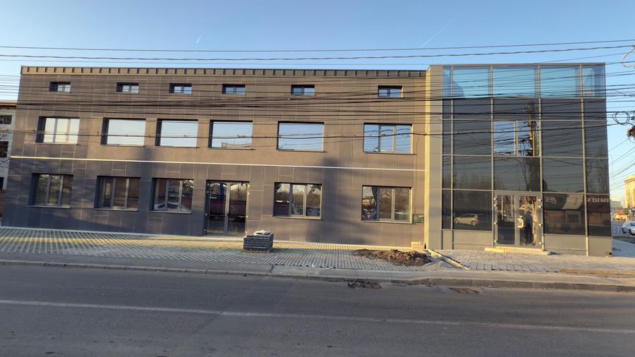Spatiu comercial format din birouri si zona de productie/depozit
