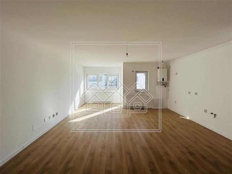 Ap 4 camere, 2 balcoane, et intermediar, lift, Doamna Stanca