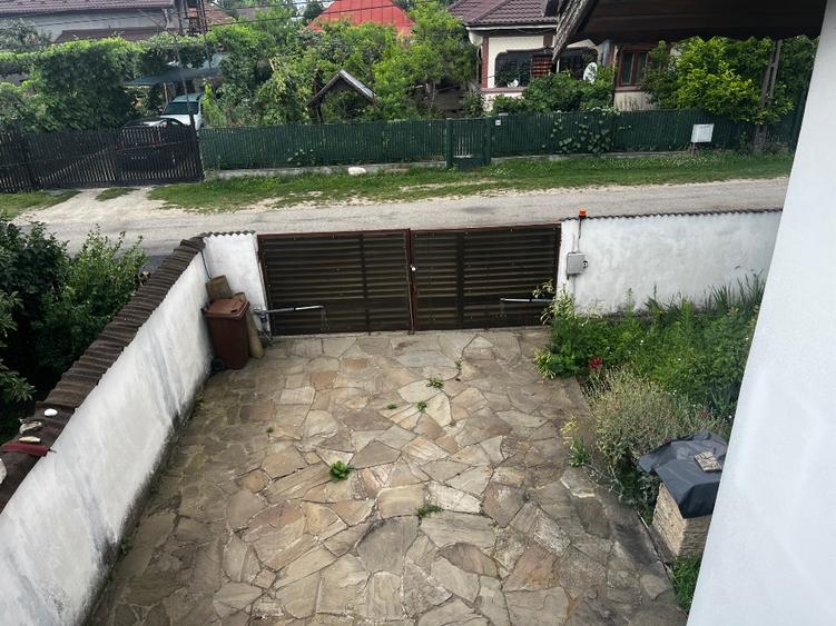 Casă cu Teren de Vanzare