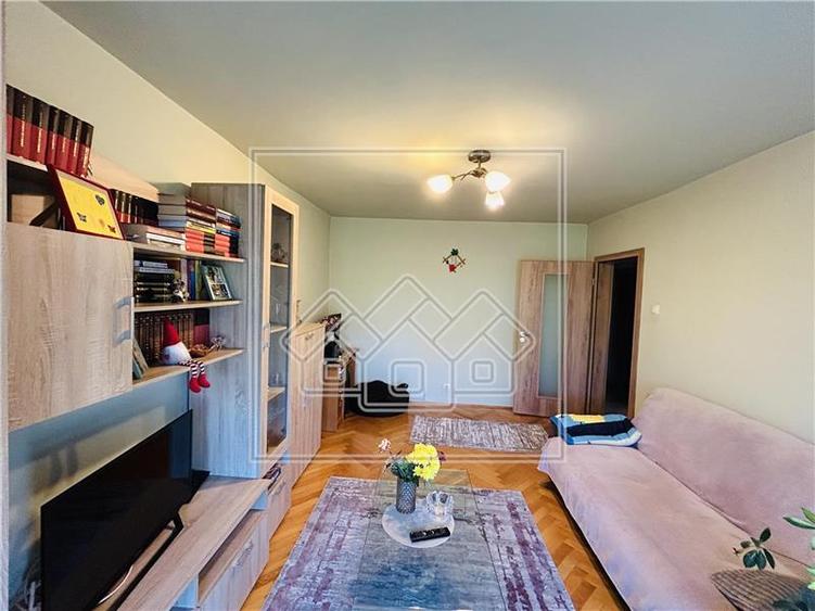 Apartament decomandat, 3 camere, 2 bai, 2 balcoane - Strand