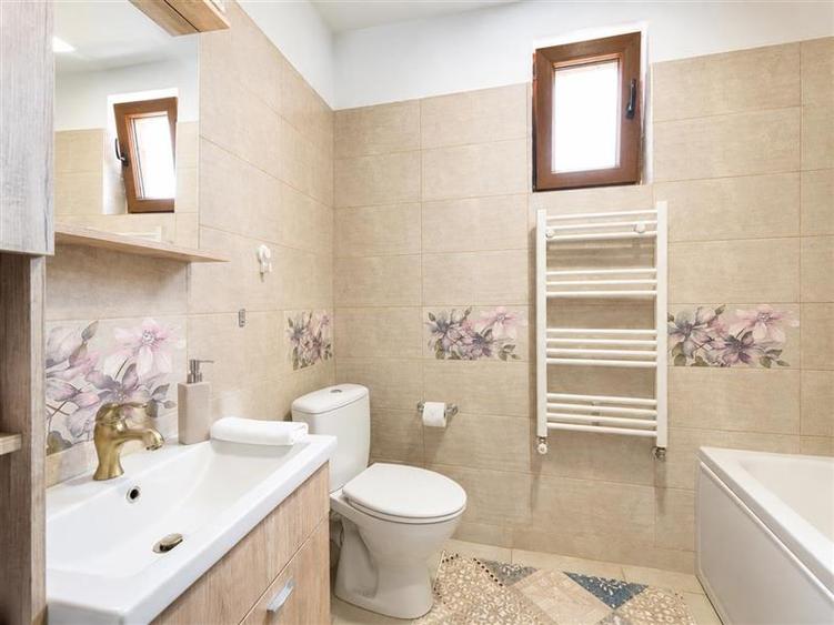 Casa solida, teren 919mp, 2 accesuri, configuratie si pentru 2 familii, Sanpetru