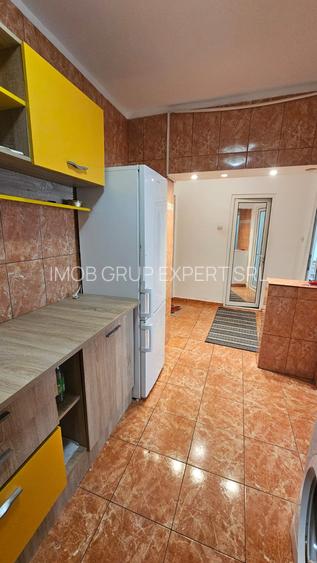 De închiriat 2 camere decomandate, etajul 2,  Micro 21, Bloc stradal - 8