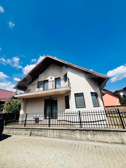Casa cocheta, cu 4 camere, 130 mp - zona linistita