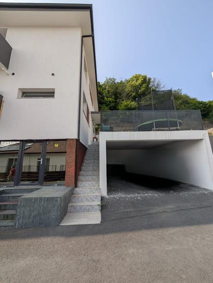 Duplex cu demisol si 2 terase, ultrafinisat, zona linistita, Floresti