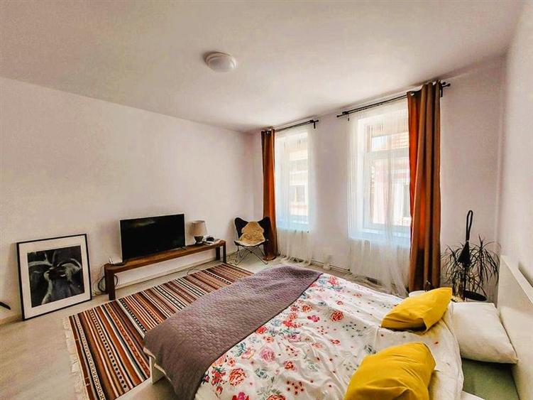 Casa 2 camere, mobilata complet, potential mansardare. Zona centrala