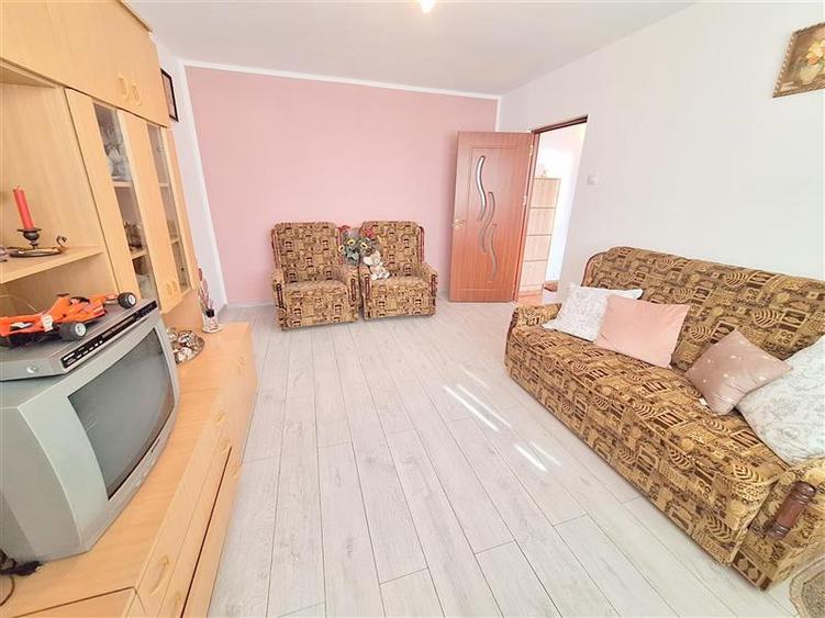 Apartament 2 camere, etaj 2, semimobilat, zona Narcisa