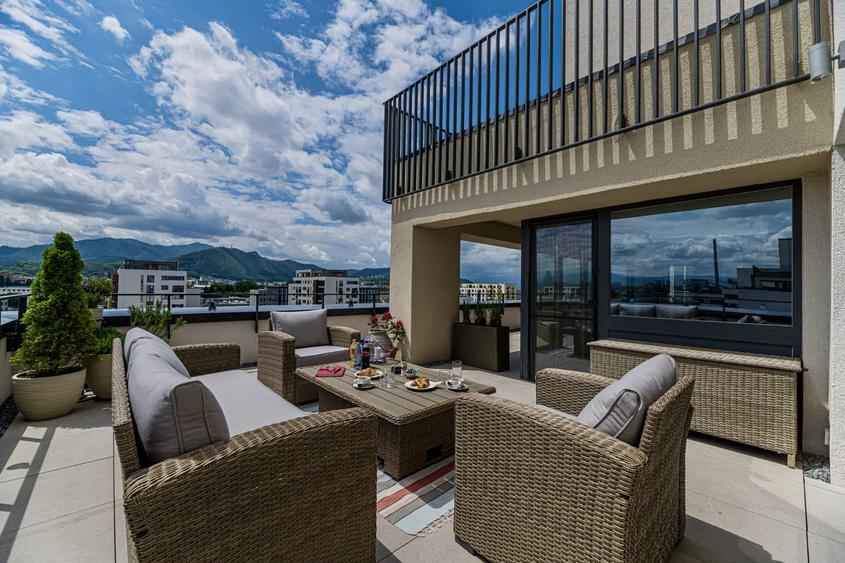 Penthouse Exclusivist cu Terasă Panoramică și Jacuzzi – Coresi Brașov