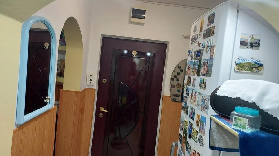 Apartament trei camere renovat, zona Școala 1/8 Sud