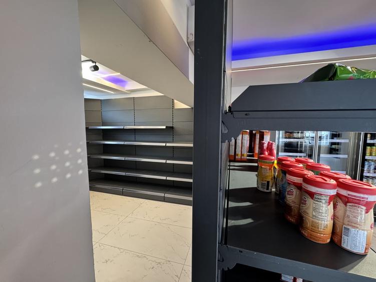 Spatiu comercial Bd. Pipera, Parter, 250 mp parter + etaj, la strada