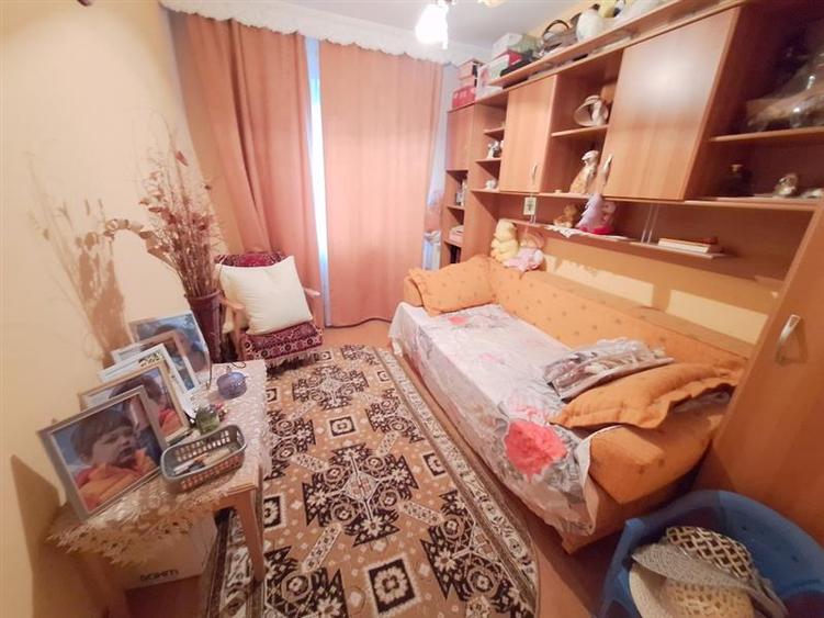 Apartament 3 camere semidecomandat zona Bazinul de Innot