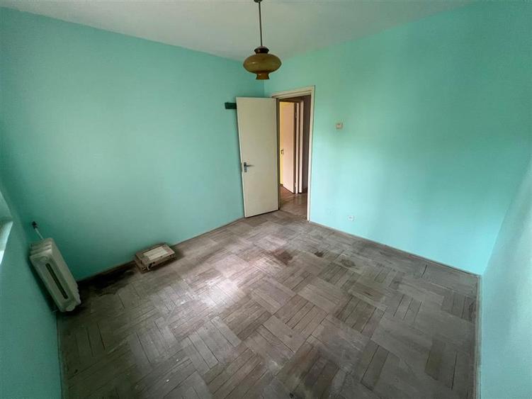 Apartament 4 camere, etaj 1/4, zona Mausoleul Eroilor - Sud
