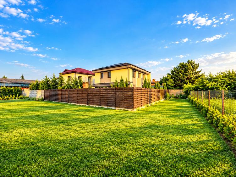 Teren intravilan | Sisesti | 1.064 mp | POT 20% | CUT 0,4 | P+2/10 m