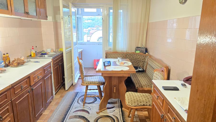 Vand apartament cu 3 camere decomandat, Deva cu GARAJ si BOXA, I. Traian, et 3