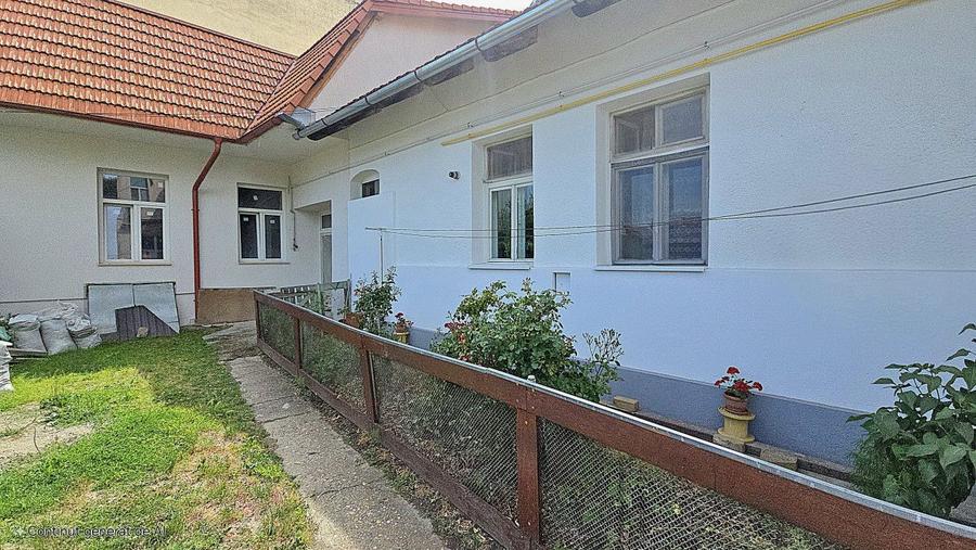 Casă cochetă cu 3 camere de vânzare, chiar în inima orașului Satu Mare!