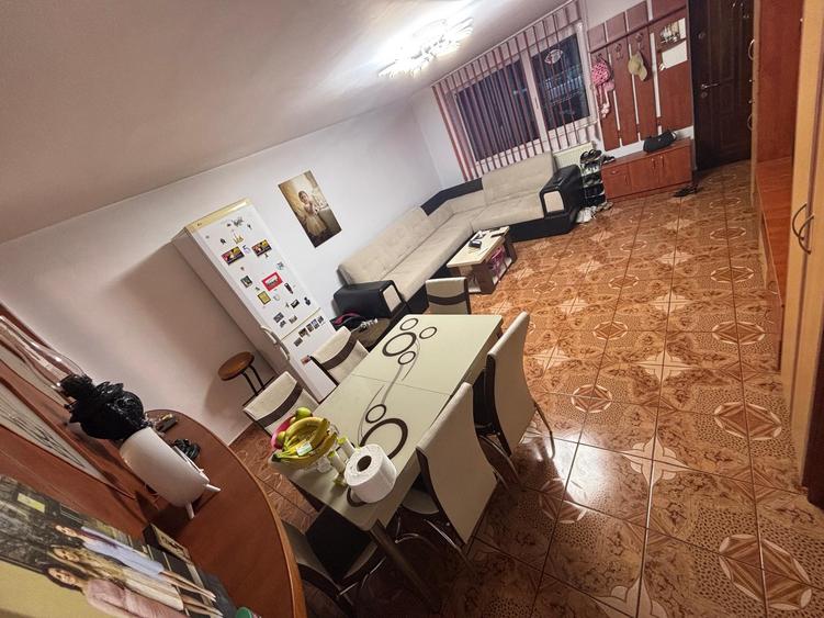 Vila de vanzare cu 2 apartamente individuale in Cartierul 23-metrou Republica