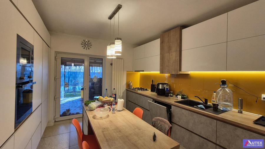 Casa Central Magurele pe Parter - 4 camere, 4 bai si teren de 580 mp