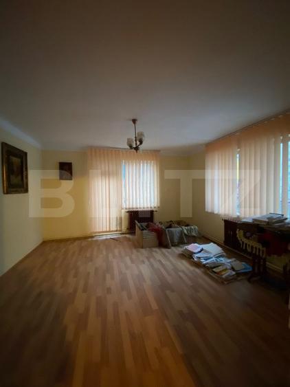 Casa de vanzare, cu 7 camere, 390 mp - Versatilă și Centrală!