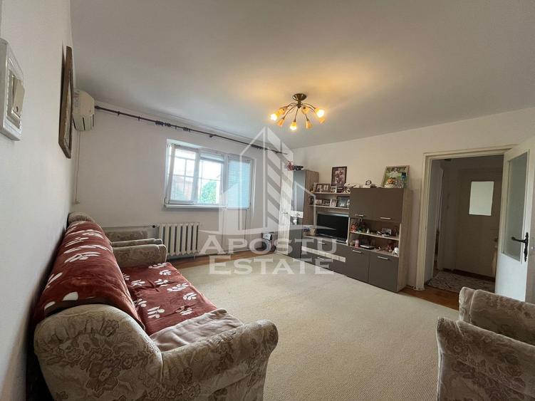Apartament cu 2 camere, semidecomandat, etaj intermediar, Dambovita