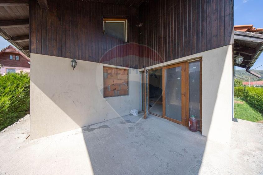 Casă / Vilă cu 8 camere / 7 bai de vânzare, Moieciu de Jos