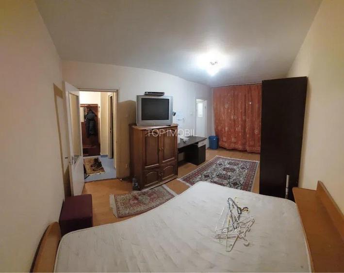 Garsoniera in bloc de apartamente, etajul 2 - Pacurari